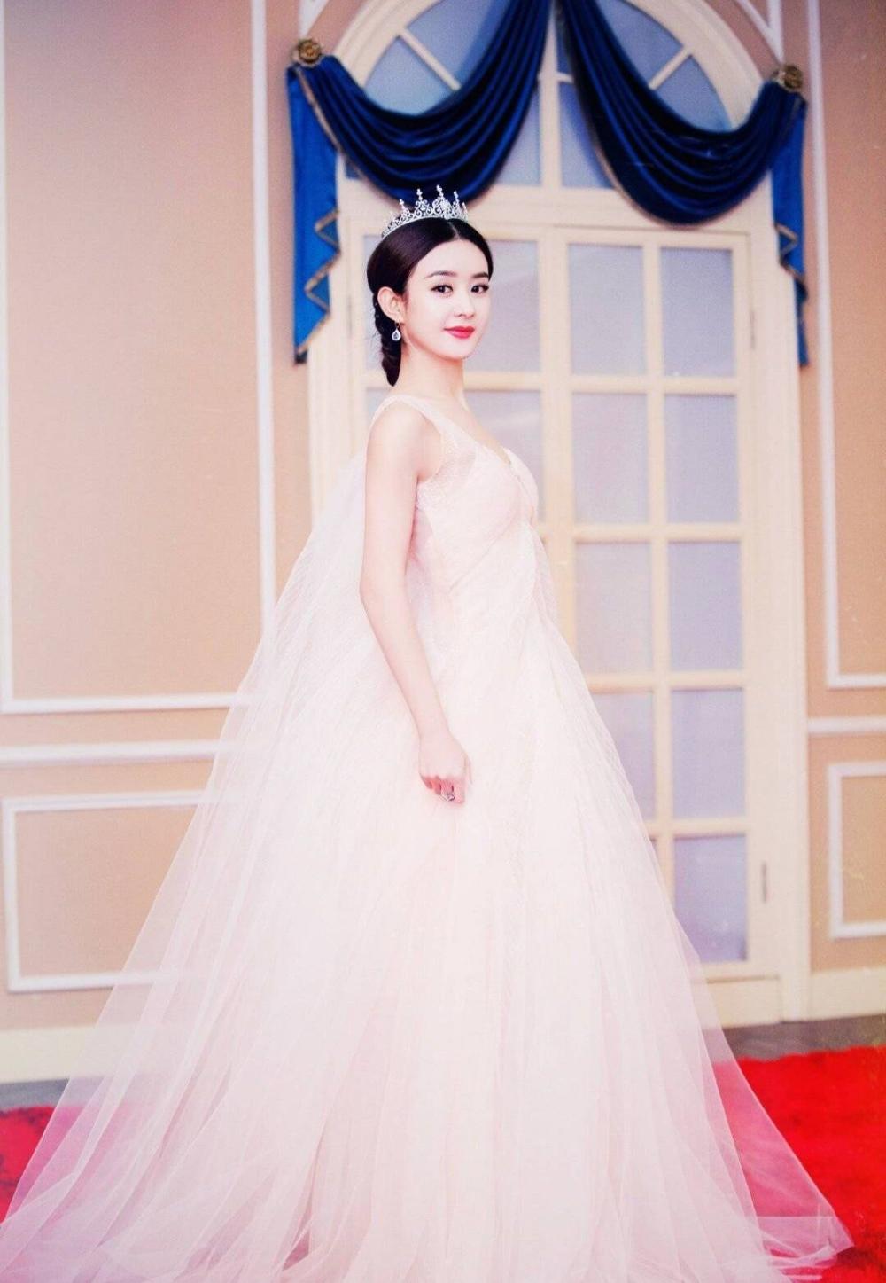 《知否》热播, 先看看赵丽颖的礼服合集, 每一张都是仙女