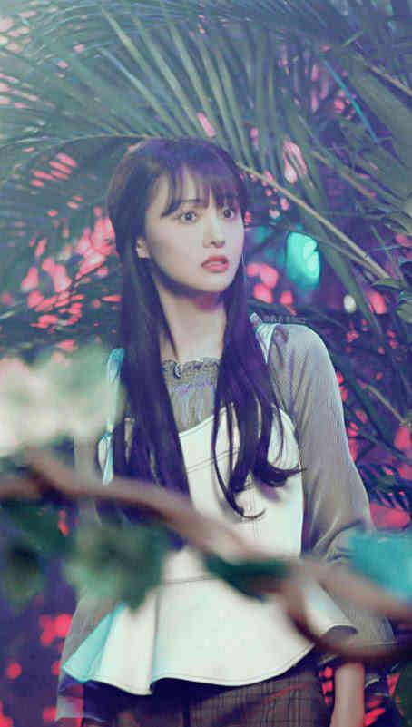 郑爽美出新高度, 仙女在草丛中看什么呢? 眼神在期待什么你懂吗?
