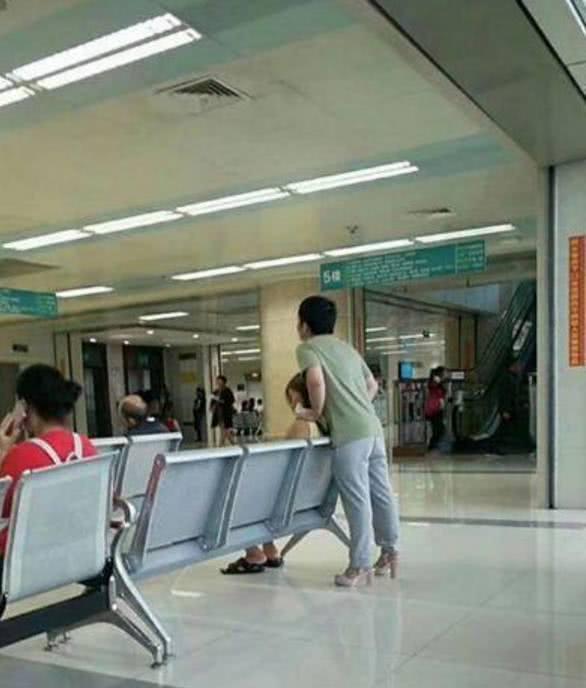 医院大厅里男子穿粉色高跟鞋, 得知真相后大家纷纷点赞!