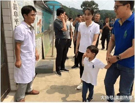 霍启刚郭晶晶带孩子一起回老家做公益, 网友: 富豪界一股清流!