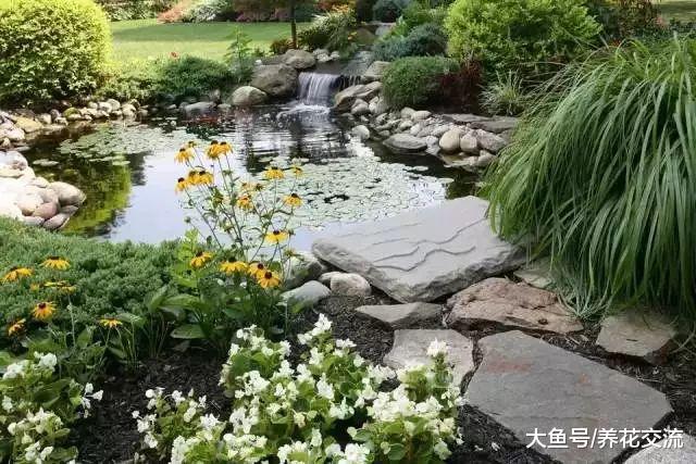 适合在后院里布置的14个水池瀑布创意, 过上养鱼种花的生活