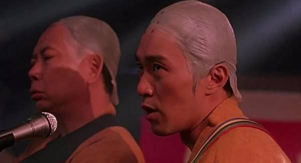 他是周星驰年龄最大的配角, 也只有他敢和星爷顶嘴, 星爷还依旧尊敬他!