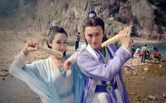 张若昀唐艺昕又上热搜? 一看心里一咯噔, 二看泪奔, 终于领证了!