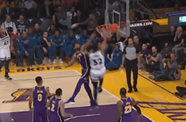 我的天，唐斯隔扣了麦基【惊讶】