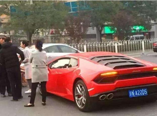 街头一妇女骑车与兰博基尼碰撞, 车上下来一个年轻美女