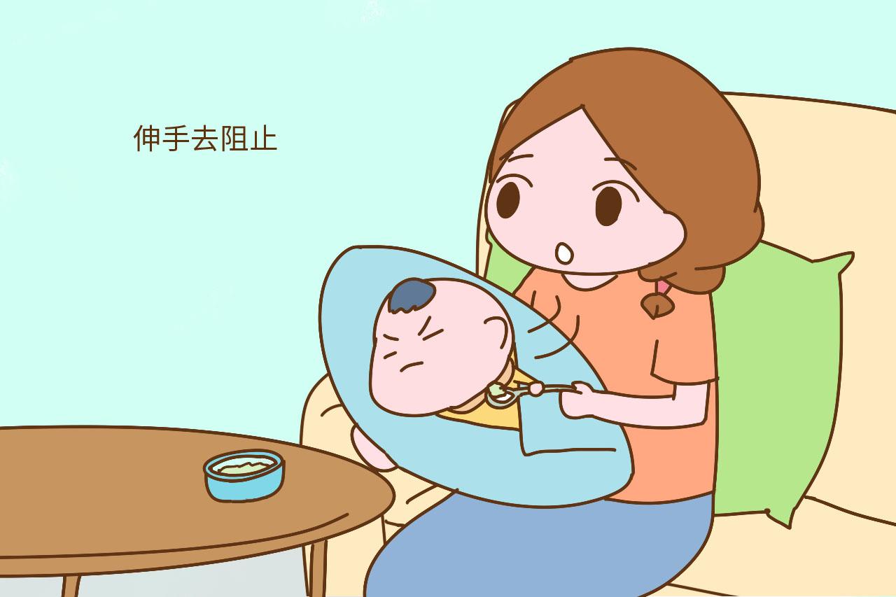 宝宝多大就能自己练习吃饭了? 这个时间, 很多宝妈都错过了