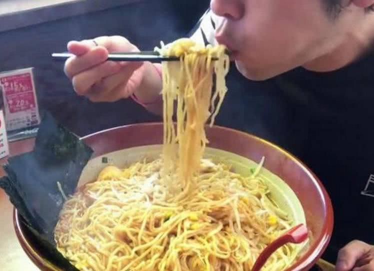 男子为了免单7分钟吃完三斤面条, 这才叫大胃王!