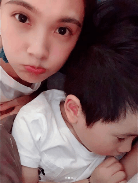 杨丞琳晒嘟嘴卖萌自拍照 与萌娃互动母性大发