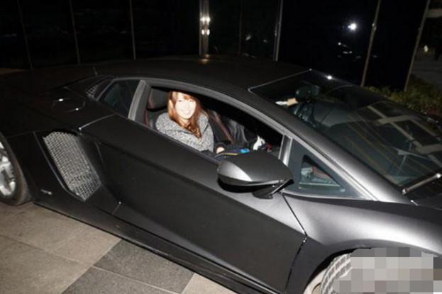 650万兰博基尼停路边被人们层层围观, 是这个原因