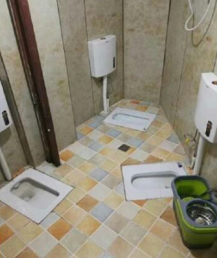 三个人同时上厕所，你们会聊些什