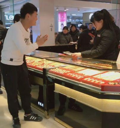 小伙在金店求婚成功, 之后跟销售员道谢, 女友看到后立马跟他分手