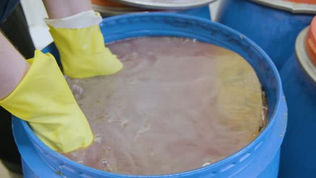 这里被称作“世界最臭工厂”, 作业工人对味道已无感