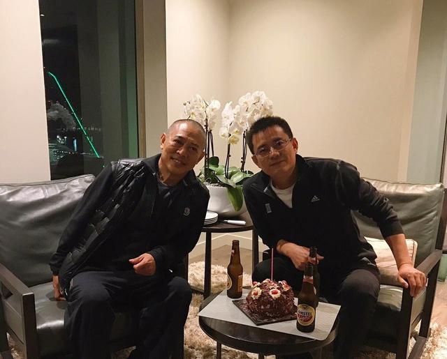 55岁李连杰为好友庆生, 亲哥李连胜罕见亮相, 兄弟俩长得太像了
