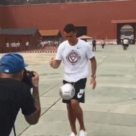 C罗来故宫了! 现场酷炫颠球引粉丝狂呼: 我爱你