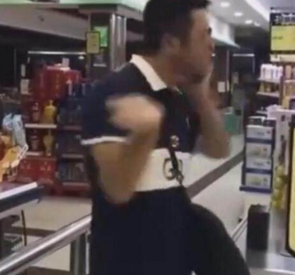 男子在超市往自己脸上狂扇巴掌, 原因让人看不懂