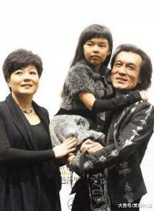 李咏16岁女儿大逆袭! 从龅牙妹变成美少女, 身材高挑容貌清丽!
