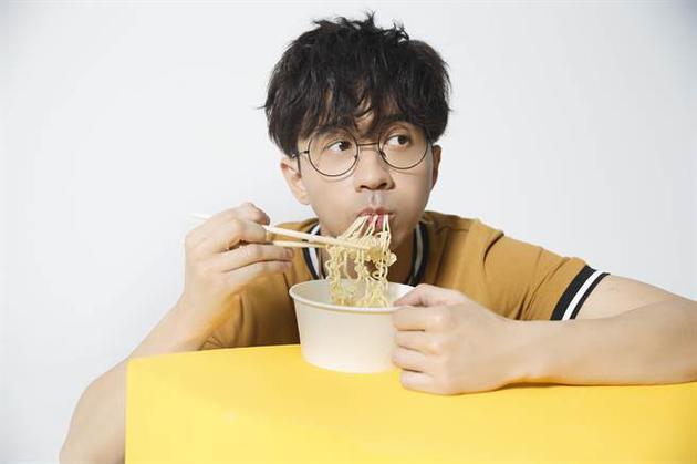 光良带员工旅游超细心 新专辑泡面包装被厂商抄袭
