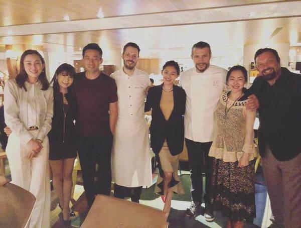 大S携老公与一众好友现身聚会 精致小脸楚楚动人