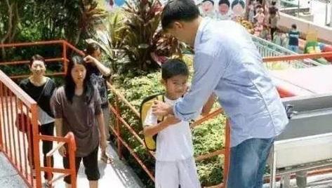 他演许文强走红, 用3年教会自闭症儿子上厕所, 还将其培养成学霸