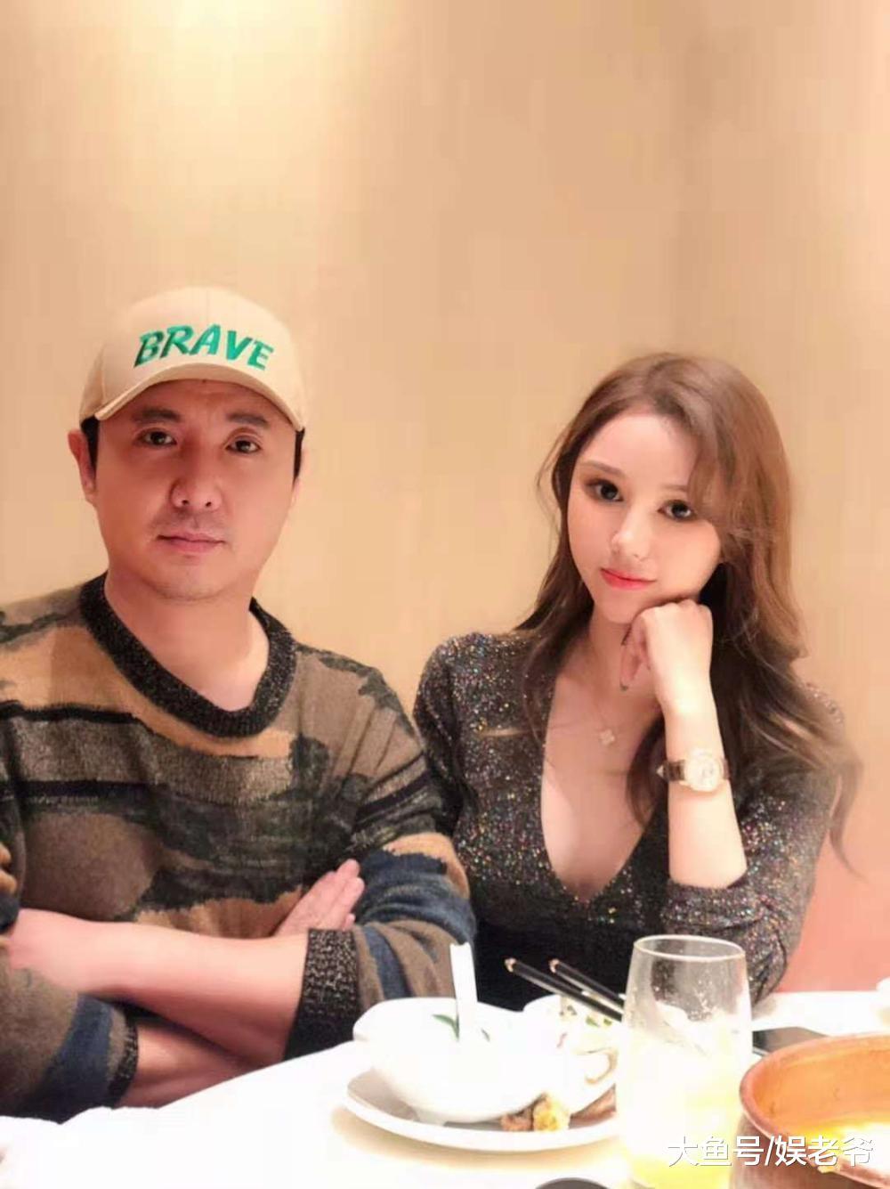 沈腾也太可爱了! 为和美女避嫌, 拍照都是这个表情?