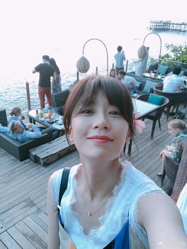 44岁贾静雯冻龄美貌红到国外, 被英国媒体大赞: 看起来只有22岁