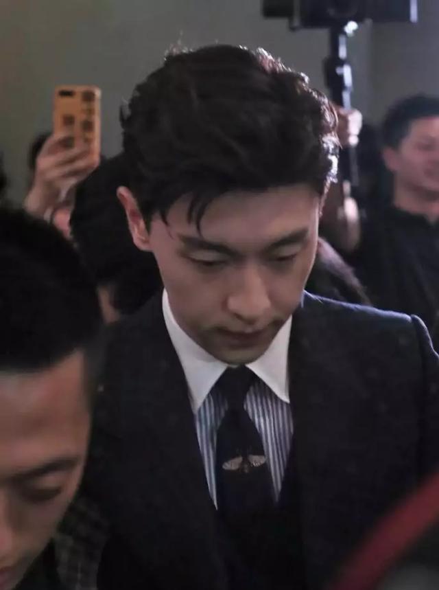 邓伦出席典礼照曝光, 脸部特写拉低颜值, 网友称太拼了!