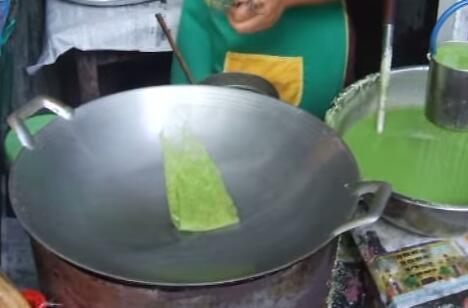 农村大妈做的小吃, 10块钱一份, 不少人不愿意买, 却很喜欢吃!