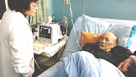 老人住院, 两个孝顺儿子来照顾, 查出是什么病后两人都不见了!