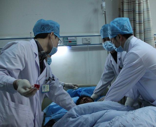 49岁男子酒精中毒, 抢救及时保住命, 可三月后却仍喝死在酒桌上
