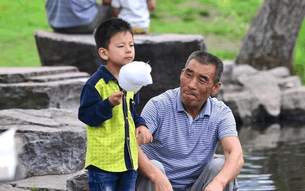 4岁宝宝浪费粮食被爷爷失手打死, 医生: 孩子的这几个地方打不得