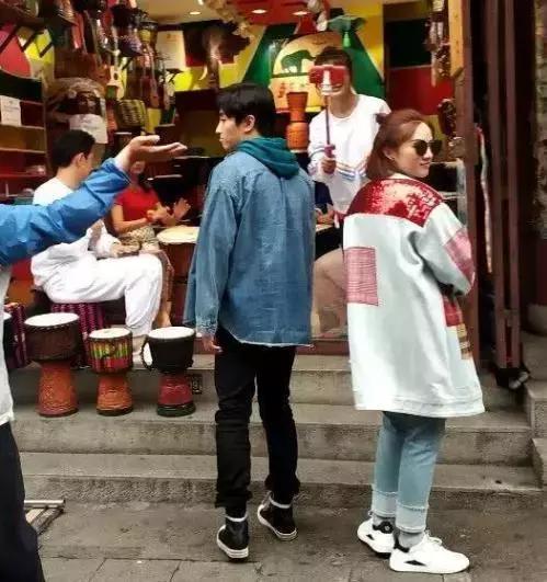 陈晓一整天都在和景甜的替身拍戏, 景甜却在微博上发布学猫叫视频