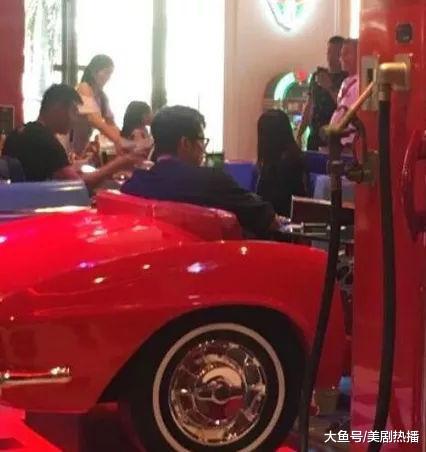 风波后王岳伦李湘亮相机场, 一个紧牵女儿手, 一个低头大步向前走