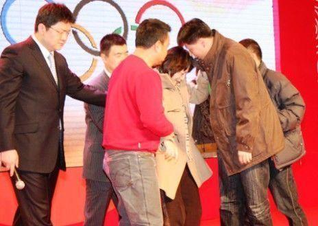 他曾是央视名嘴敢于“实话实说”, 因妻子当众爆丑闻从此一落千丈