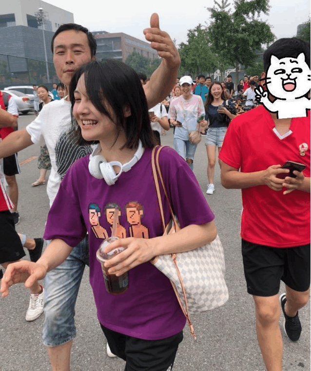 郑爽素颜现身北京某大学, 疑似拍摄新剧, 全程笑容灿烂引学生围观