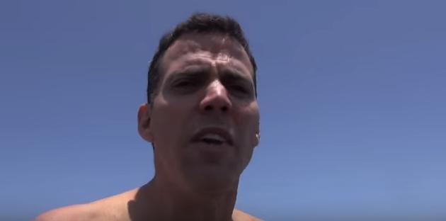 男子发现海滩上出现许多怪异生物, 当他抓起一个之后马上就后悔了
