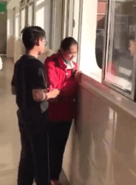 初中某男生举着钻戒向自己喜欢的