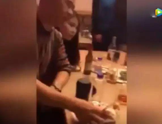 为了钱喝酒, 这美女是喝酒不要命了, 真是要钱不要命了