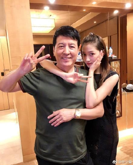 关晓彤与爸爸合影 背后拥抱亲密依偎温情满满