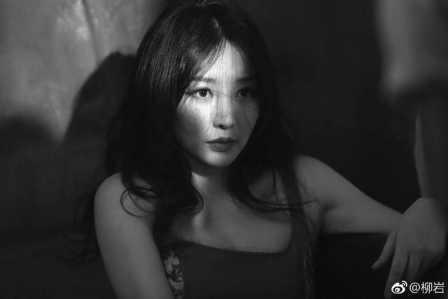 柳岩微博发布性感美图 眼神魅惑事业线半遮半露