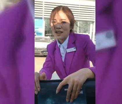 女销售员为了卖出车, 竟然主动与顾客做这样的事, 女子: 过分的要求都能满足