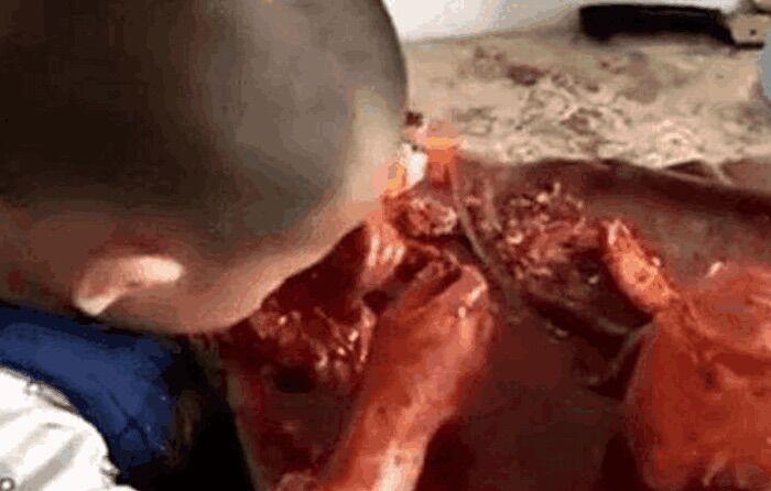 母亲趁儿子熟睡外出逛街, 回到家后看到的场景给母亲吓懵了。