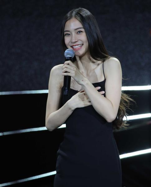 baby为防止裙子走光做了这个动作 网友都被逗笑了