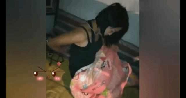 工地上的90后美女, 换个衣服都只能躲被子里, 网友: 真的太小了!