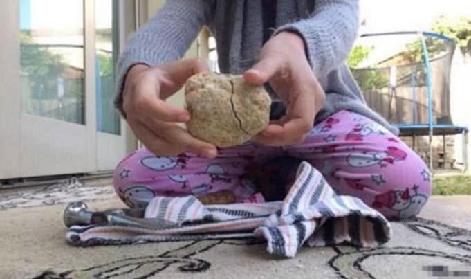 小女孩在河边捡到一块石头, 回家洗干净后不淡定了!