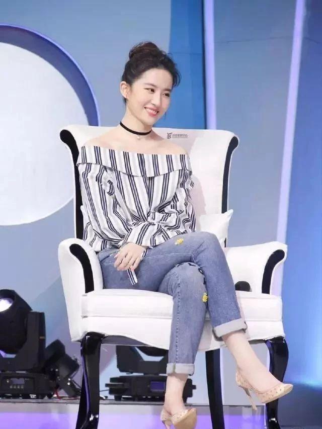 女星爱跷二郎腿:迪丽热巴程潇优雅,周洁琼妩媚,我就服关晓彤