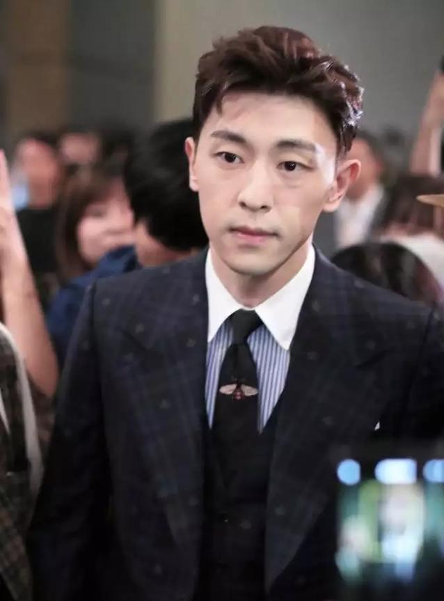 邓伦出席典礼照曝光, 脸部特写拉低颜值, 网友称太拼了!