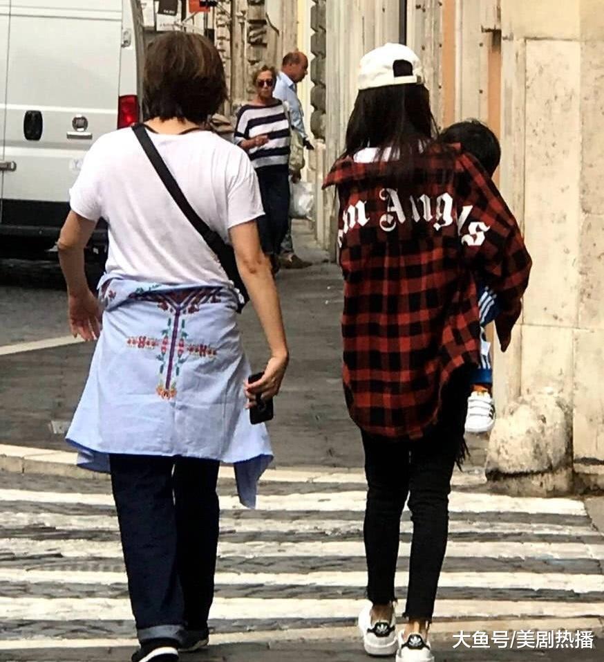 angelababy带娃又被偶遇, 网友: 虽然演技不行, 但确实是个好妈妈!