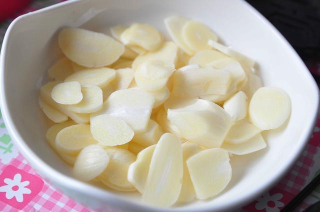 当你吃了5个烤大蒜后, 24小时内, 你的身体会发生奇妙的变化