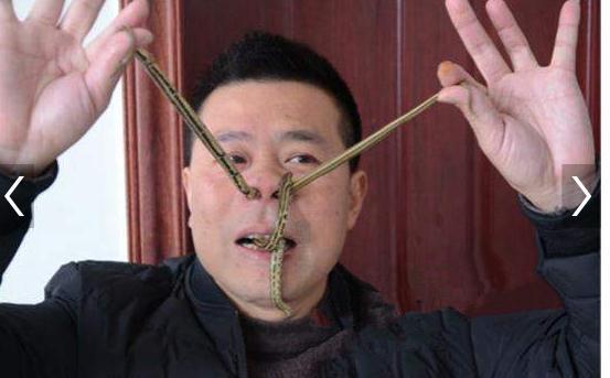 男子独创生吞活蛇绝技, 成功背后却是无尽心酸, 让人钦佩不已