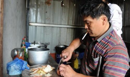 男子失去双腿, 为养家扛重物赚钱, 你还有什么理由在家“啃老”?